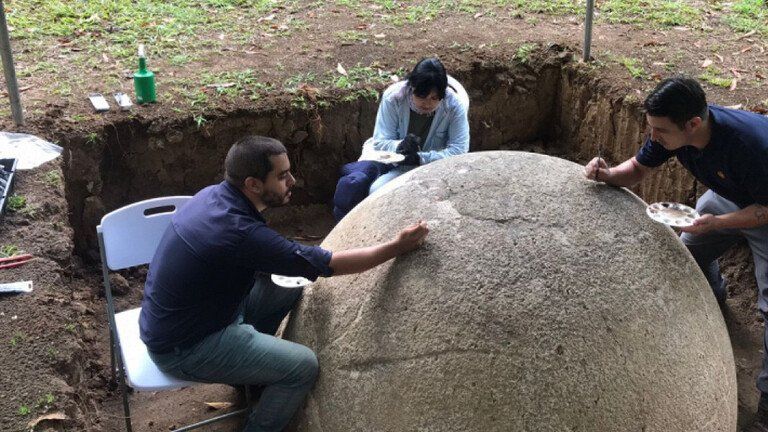 كرات حجرية عملاقة غامضة في كوستاريكا.. شاهد الفيديو