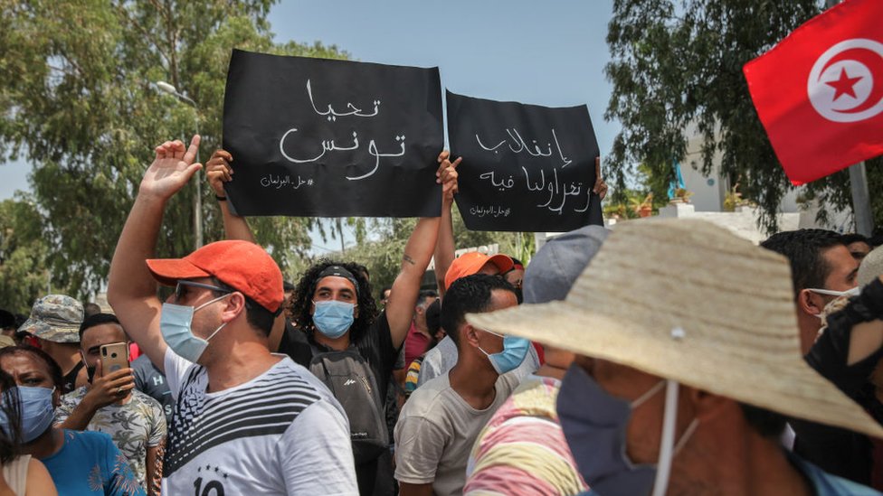 الأزمة في تونس: بلد 