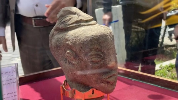 يرجع تاريخه إلى 2500 عام قبل الميلاد.. ما قصة التمثال الكنعاني الذي عثر عليه في غزة؟ شاهد الفيديو.