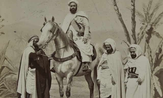 الأمير عبد القادر الجزائري الذي قاد الحرب ضد الاحتلال الفرنسي.