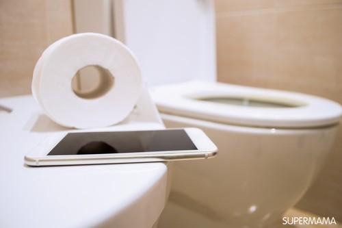 هل تصفح الهاتف داخل الحمّام يؤثر على صحتك؟