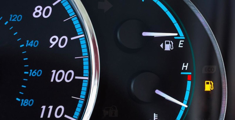 بعد أن يضيء مؤشر الوقود في سيارتك .. ما المسافة التي يمكن أن تقطعها وما الذي يجب عليك فعله للتقليل من استهلاك الوقود المتبقي؟